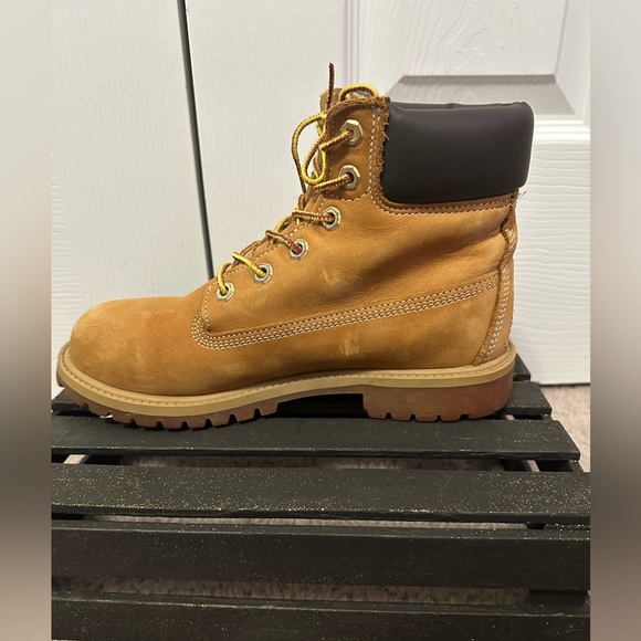 Timberland Kids Tan Boots with Gold Laces - Picture 7 of 8